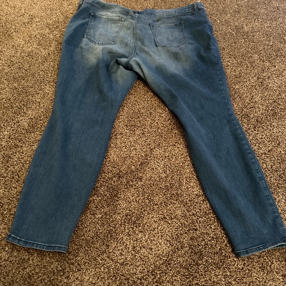 Old Navy Mid rise woman’s jeans size 26 plus - Picture 4 of 7